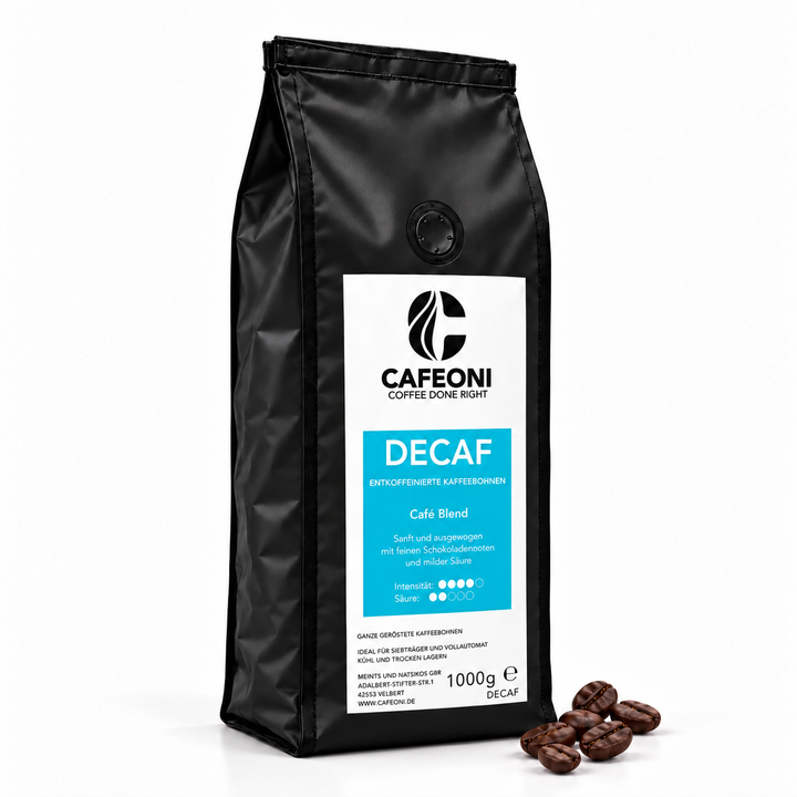 CAFEONI DECAF entkoffeinierte Kaffeebohnen 1 kg – mittig platzierte schwarze Verpackung mit Kaffeebohnen rechts daneben