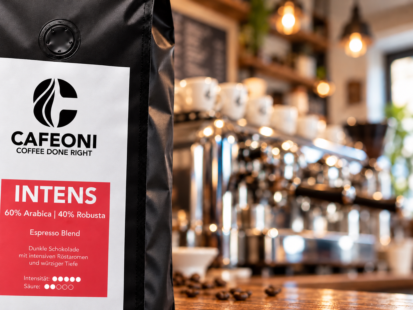 CAFEONI INTENS Kaffeebohnen – Verpackungsdetail vor verschwommener Espresso-Bar, KI-generierte Produktinszenierung
