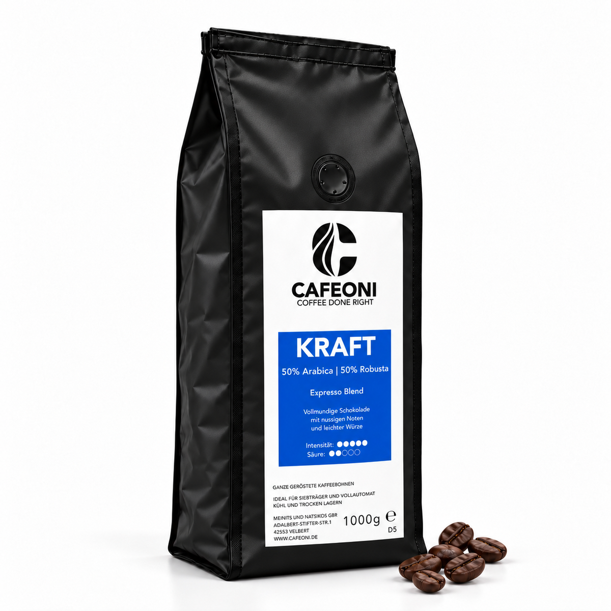 CAFEONI KRAFT Kaffeebohnen 1 kg – mittig platzierte schwarze Verpackung mit Kaffeebohnen rechts daneben